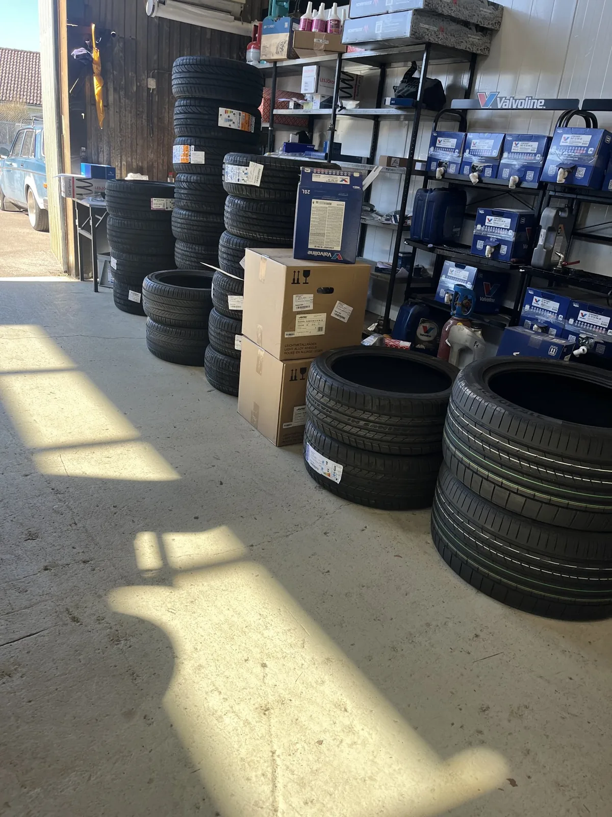 Staplar med däck i TS-Motors däcklager