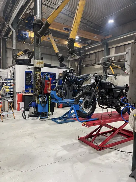 Motorcyklar och mopeder uppställda i verkstaden