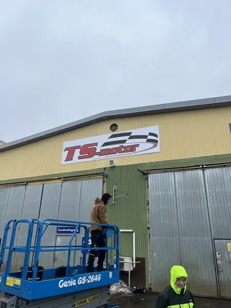 TS-Motor-skylt på verkstadsfasaden